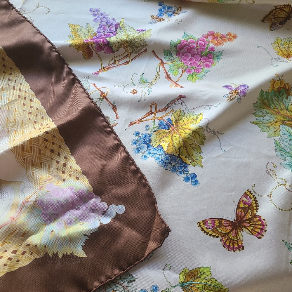 Dead stock Gucci scarf vintage butterfly grapes bees - Picture 9 of 12